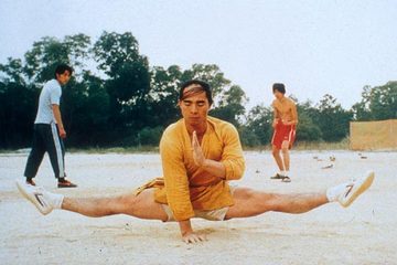 Un moine Shaolin médite sur le terrain. Le joueur est-il sur l'herbe, ou l'herbe est-elle sous le joueur ?